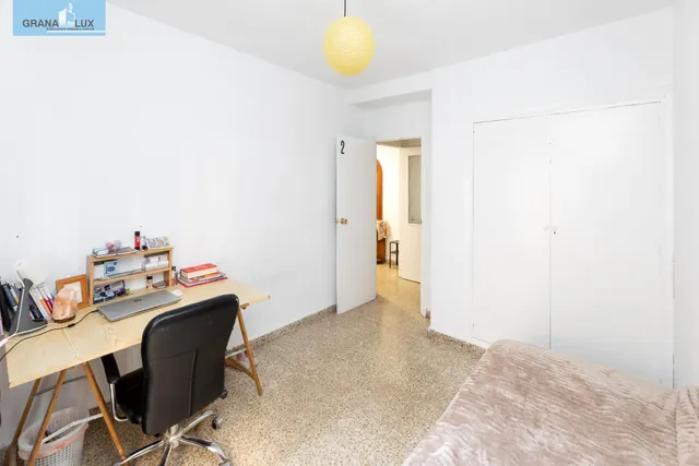 Venta de piso de 4 dormitorios y 2 baños en Granada (Zona Centro) — 15
