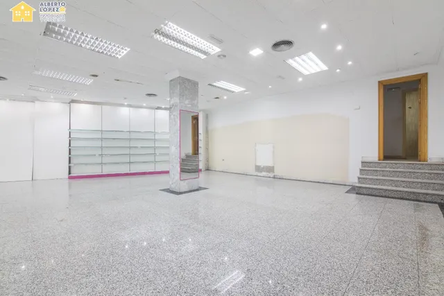Local de 200 metros en venta en el centro de El Altet. — 18