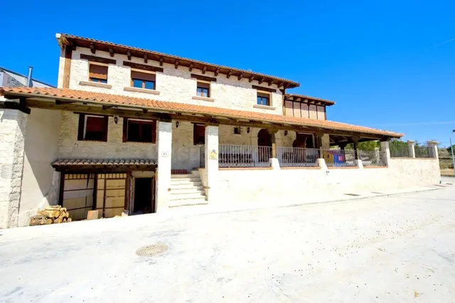 Encantadora Casa Rural en Funcionamiento con Opción de Vivie - foto 2