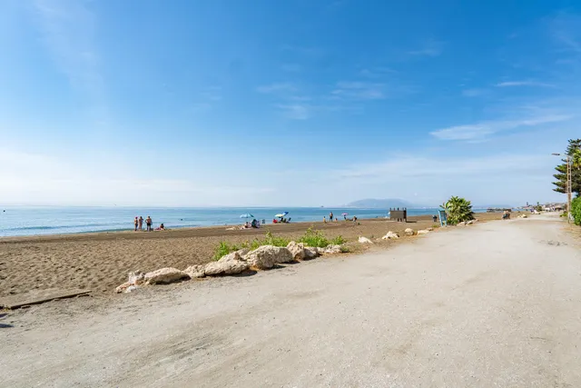 Alquiler de temporada. Primera línea de playa: piso con vistas al mar y maravilloso jardín. — 38