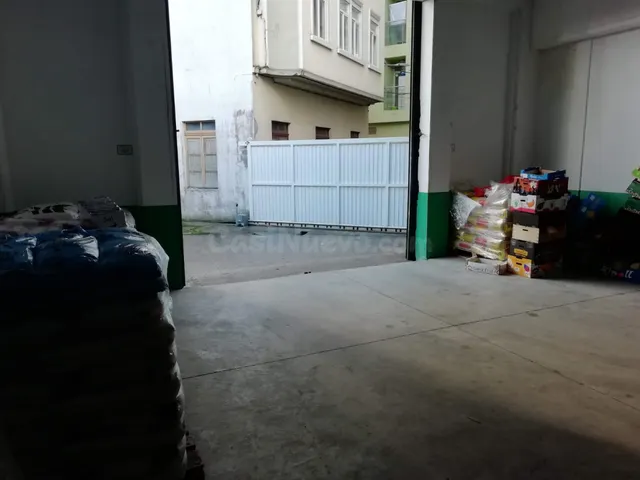 Se alquila bajo frente al Jardín de Carballo - foto 2