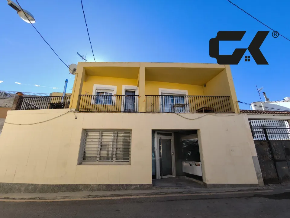 Amplia casa de pueblo con terraza y chimenea cerca de Lorca