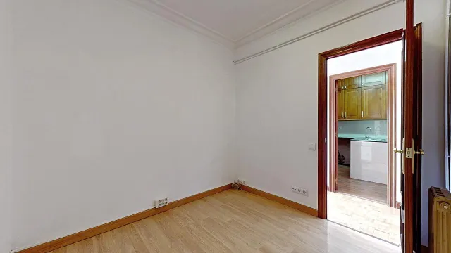 Vivienda en quinta planta con vistas panorámicas, luminosa, con 5 amplias habitaciones. — 23