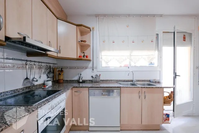 Casa adosada de tres plantas con jardín, terrazas y espacio tipo loft en garaje — 17