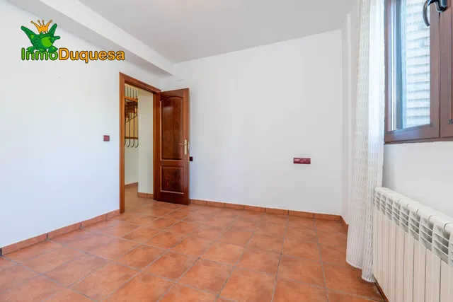 CHALET dividido en dos viviendas con piscina y zona ajardinadas. — 18