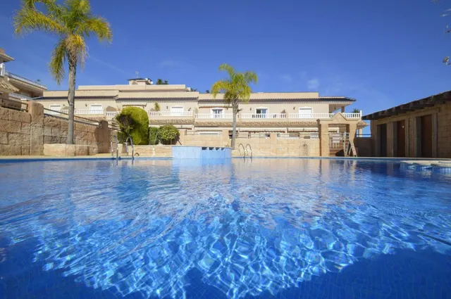 Adosado con 2 dormitorios y 2 baños, con piscinas comunitari