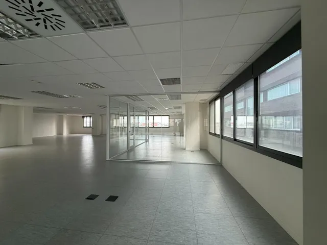 Oficinas en la zona de gran via 2 exteriores diafana con pk — 11