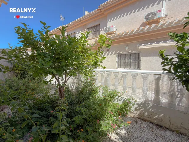 La Zenia! Exclusivo chalet pareado con amplios espacios + 2  - foto 5