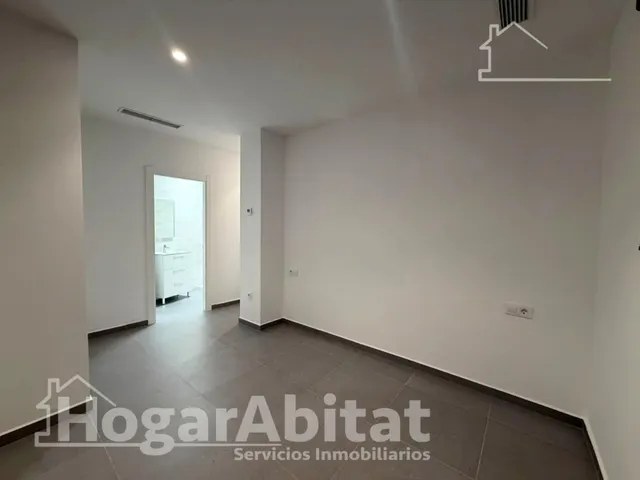 Estrena diseño y máxima eficiencia en esta moderna planta baja reformada con piscina y garaje — 15