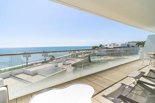 Apartamento de 3 dormitorios con vistas al mar en Estepona - foto 2