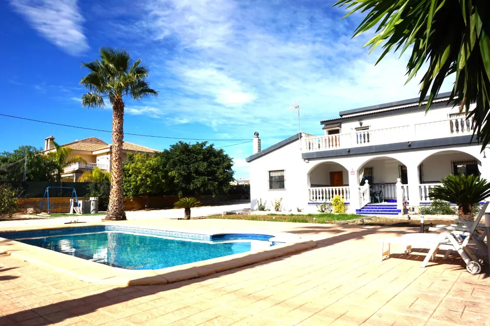 OPORTUNIDAD CHALET URBANO CON PISCINA EN LA GALIA