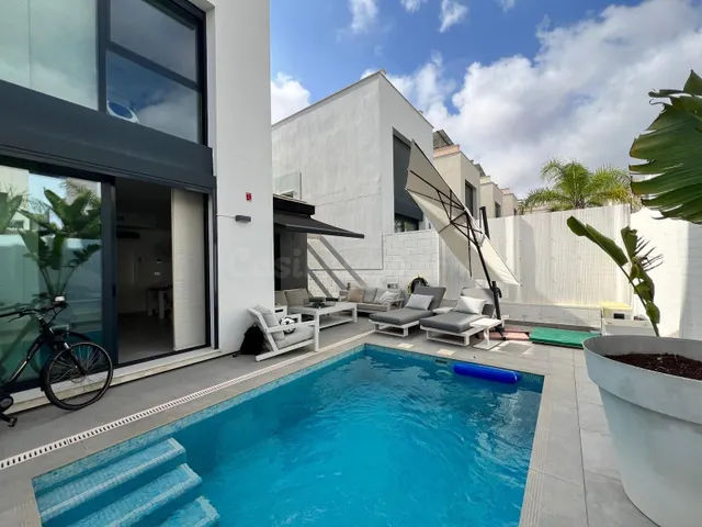 Moderna Villa de 3 Dormitorios con Piscina Privada y Soláriu - foto 4