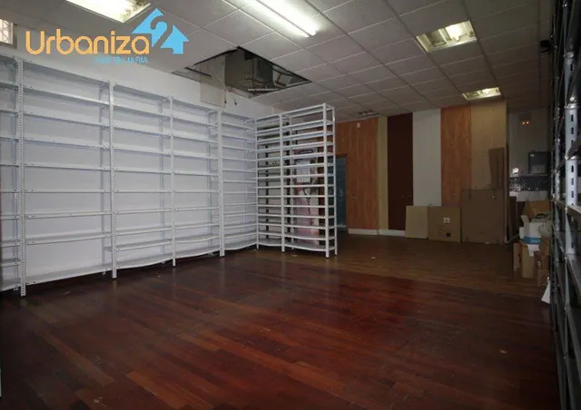 LOCAL COMERCIAL EN UNA DE LAS MEJORES  CALLES PEATONALES DE BADAJOZ . 206 m2  CON ESCAPARATES — 4