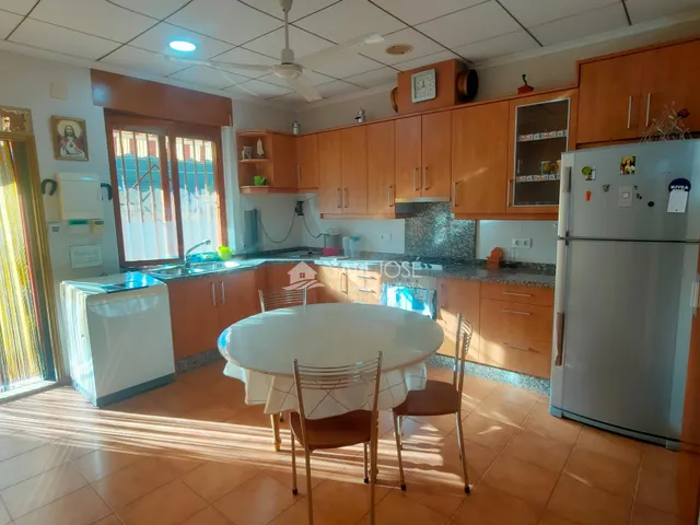 SE VENDE CHALET CON PISCINA EN MUY BUEN ESTADO EN ASPE ZONA  - foto 3