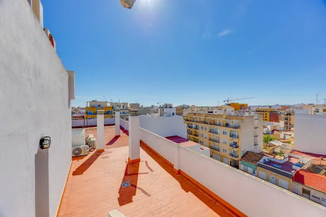 Amplio piso con 4 dormitorios, terraza y garaje en el centro de Torrevieja — 39