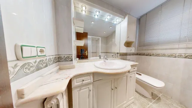 Piso de 72m2 útiles. Distribuido en tres dormitorios, salón, cocina, baño, despensa y amplio balcón — 16
