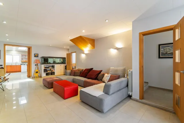 Casa adosada impecable de 4 dormitorios, placas solares y excelente ubicación en Empuriabrava. — 14