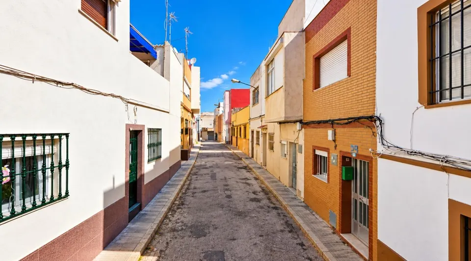 ¡AMPLIA VIVIENDA A REFORMAR EN LA BAJADILLA!