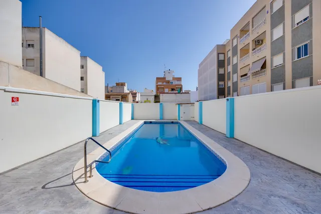 Apartamento de dos dormitorios con piscina comunitaria en el centro de Torrevieja — 35