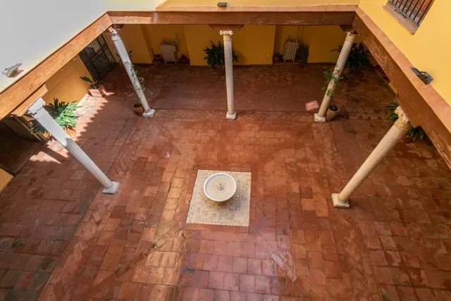 Casa de grandes dimensiones ubicada en la calle Duende, cerca de la Plaza del Conde Luque. — 7