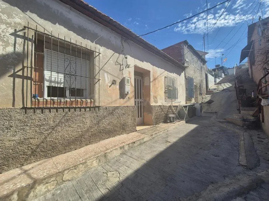 SE VENDE CASA OKUPADA en Calle Pintor Falgas Nº 3 Murcia (Murcia)