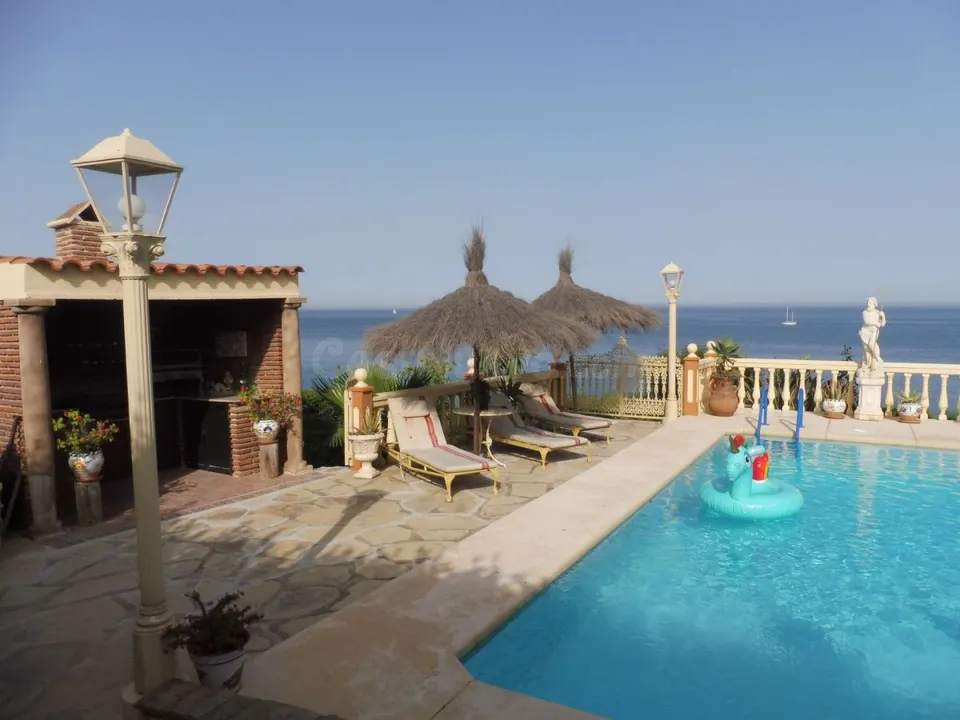 Espectacular villa en primera línea en Mijas Costa