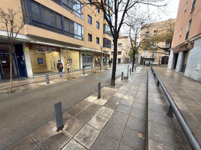 Impecable local en Cal Font, primera linea, dos escaparates. — 12