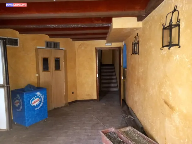 Se vende céntrico hostal-mesón — 12