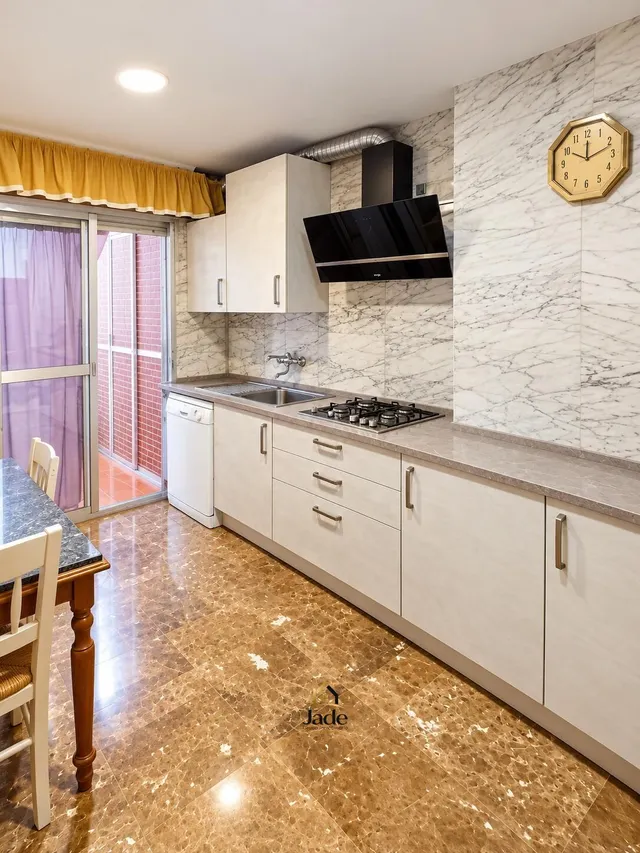 AMPLIO PISO DE 4 DORMITORIOS JUNTO A LAS TENDILLAS, CON GARAJE EN EL MISMO EDIFICIO — 6