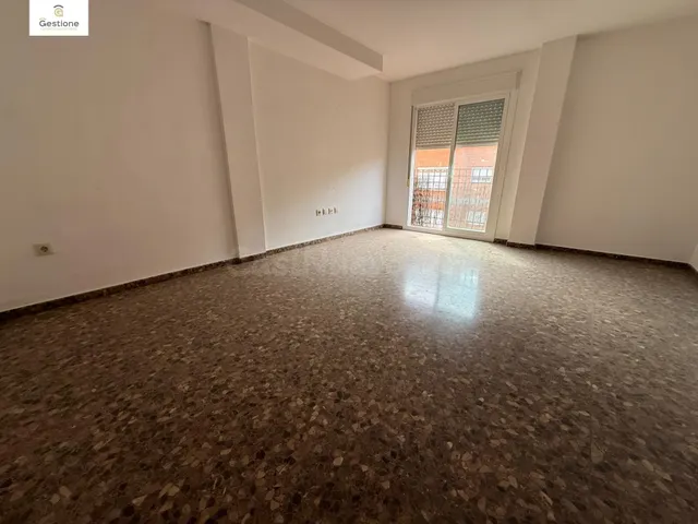 Luminoso piso con garaje en zona LLombai