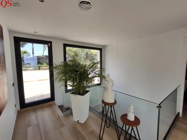 Villa contemporánea con piscina y vistas panorámicas al mar en Cunit — 34