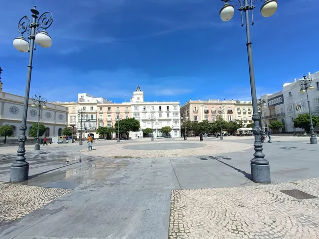 AMPLIO PISO ZONA CENTRO CÁDIZ — 32