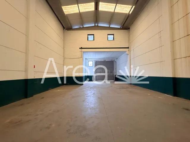 Nave industrial de 256 m2 con patio exclusivo de 114 m2 en e