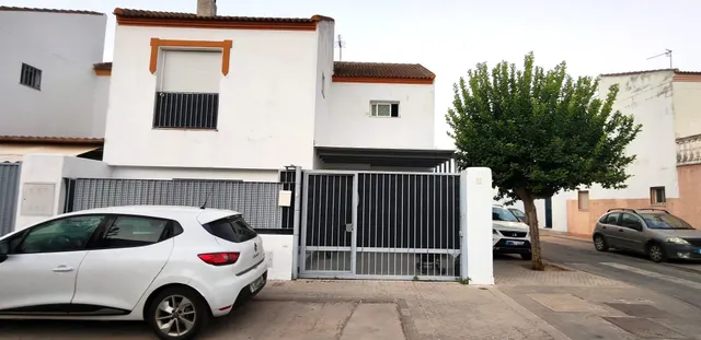 Casa de esquina con patio y chimenea en Villaverde del Río — 6