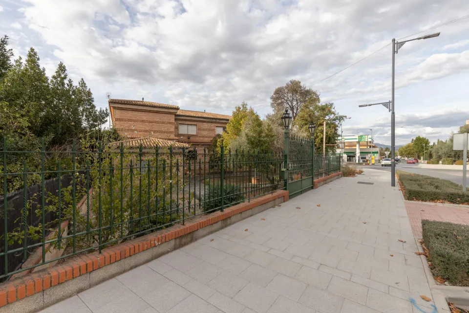 Complejo industrial con vivienda en Alhendín con 2500 metros cuadrados