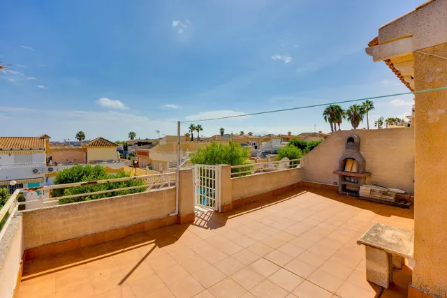 Bungalow con solárium, orientación sur y vistas a la piscina comunitaria — 19