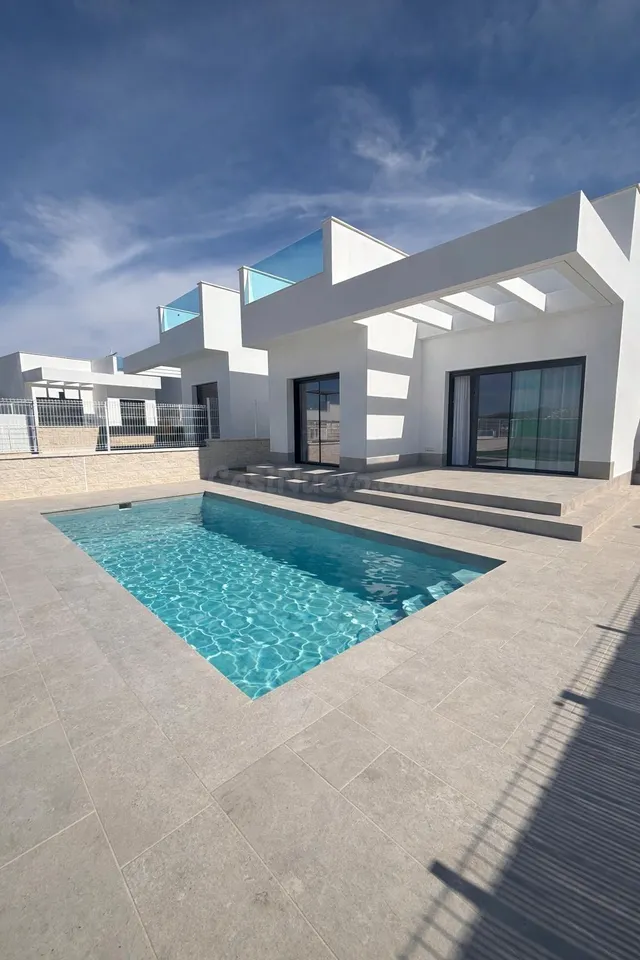Preciosa villa soleada con piscina privada y parcela indepen