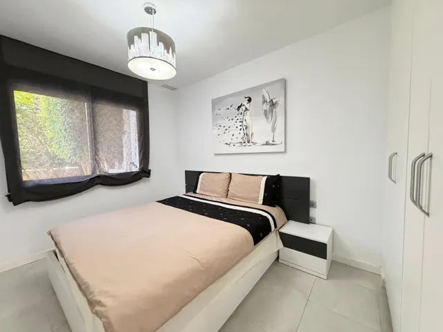 APARTAMENTO CON JARDÍN PRIVADO DE 30 M2 EN CAMPOAMOR. 3 DORM. 2 BAÑOS. CON PISCINA COMUN.SUPERFICIE DE 93 M2. — 23