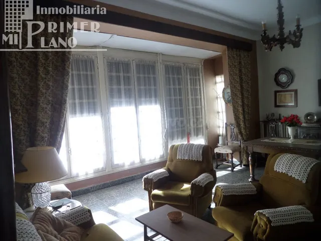 Se ofrece a la venta una espaciosa casa de dos plantas en el - foto 3