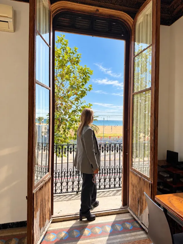 Primera línea de mar en el centro de El Masnou · Piso de época con techos altos y mosaico hidráulico · 3 hab. — 8