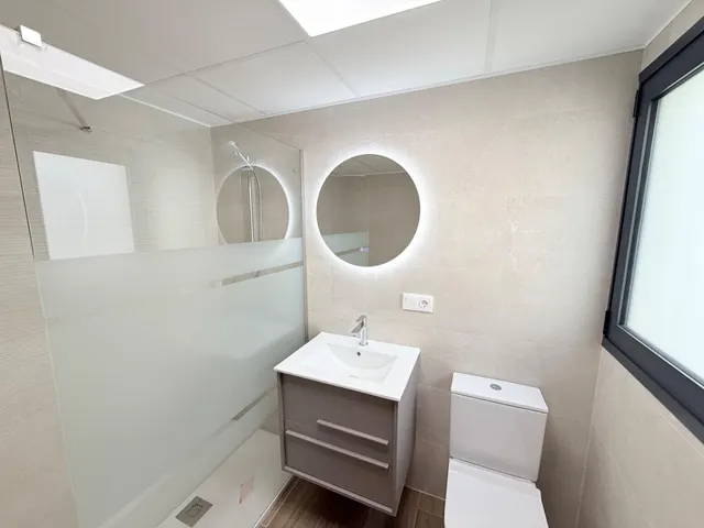 Luminoso apartamento semi-nuevo con terraza, piscina y parking — 23