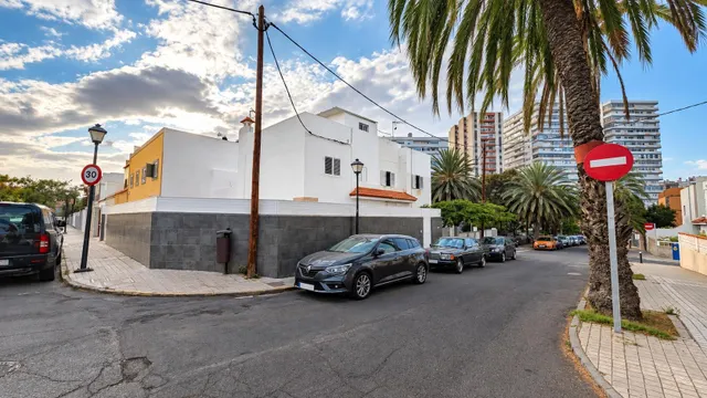 Casa de dos plantas con parcela, amplios exteriores, aparcamiento y azotea en Las Palmas de Gran Canaria — 18