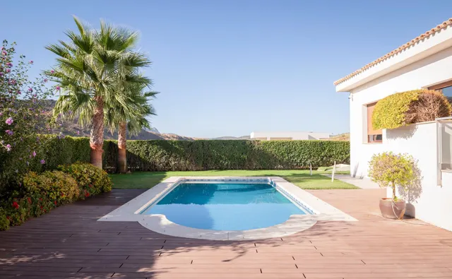 Exclusiva casa de lujo con piscina privada en un entorno tranquilo y selecto — 24