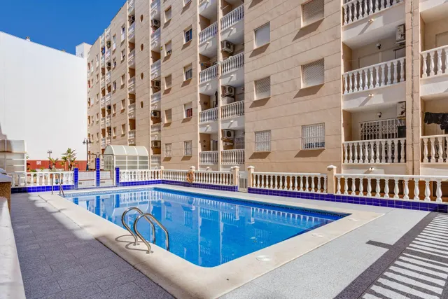 Apartamento de 2 dormitorios con piscina comunitaria en Torrevieja — 29