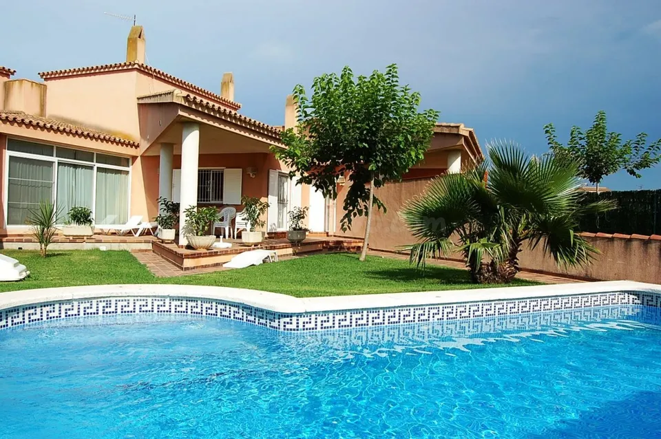 Chalet de 120 m2 con 4 habitaciones dobles y piscina