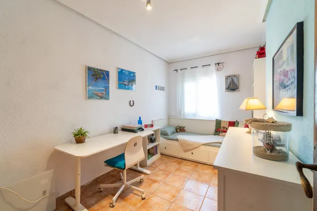 Chalet pareado con piscina, amplia parcela y alta eficiencia energética en Los Balcones — 16