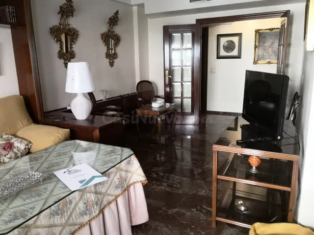 GRAN VIVIENDA CON SALÓN DOBLE COMPLETA DE MUEBLES JUNTO AL R - foto 4