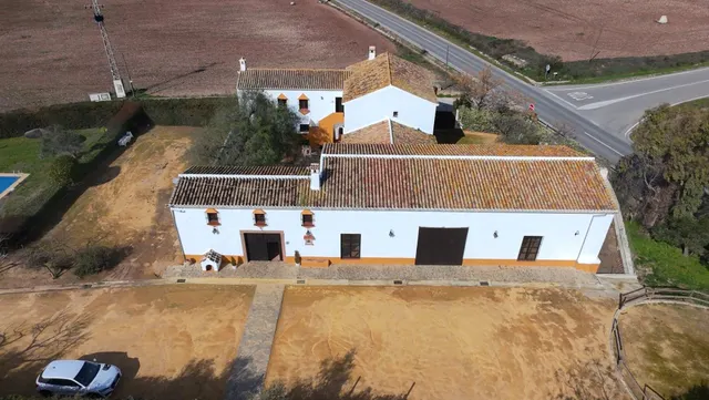 Cortijo con salones de celebraciones y hospedaje turístico - foto 2