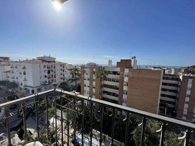 Piso con terraza, vistas al mar y plaza de garaje en Arroyo  - foto 4