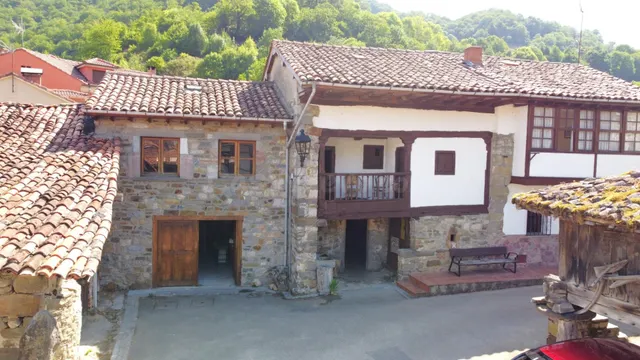 CASA DE PUEBLO DE PIEDRA CON CUADRA
